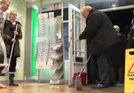 Britaniya bosh vaziri mahalliy do‘konda pol artdi (video) фото