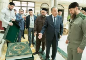 Ramzon Qodirovga Shavkat Mirziyoyevning sovg‘asi topshirildi (video) фото