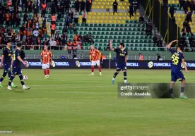 Turkiya Superkubogidagi “spektakl”. “Fenerbahche” futbolchilari “Galatasaroy”ga qarshi bahsning ilk daqiqasidanoq maydonni tark etdi (video) фото