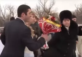 Ko‘lga gul otgan kelin-kuyov ta’sirli voqeaga guvoh bo‘lishdi (video) фото