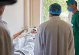 Xarkovdagi aviahalokatda omon qolgan kursant haqida ma’lumot paydo bo‘ldi. Zelenskiy uni ko‘rgani bordi фото