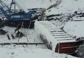 Ҳафта шов-шуви: Қамчиқ довонида поезд ағдарилди фото