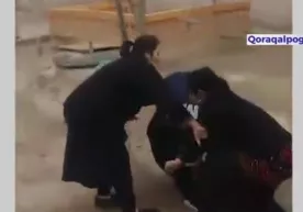 Қорақалпоғистонда аёл киши МИБ ходимини калтаклади ва жаримага тортилди (видео) фото