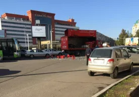 Янги йил арафасида Coca-Cola юк машинасига ортилган ичимликлар Тошкентдаги Grand Mir меҳмонхонаси қаршисида тўкилди фото