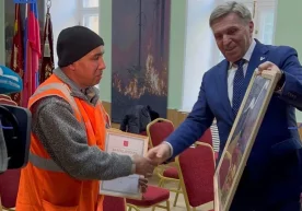 Петербургда ёнғин вақтида одамларни қутқарган ўзбекистонликка сурат совға қилинди фото