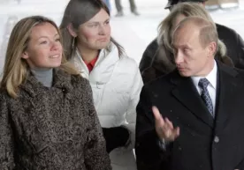 Путин коронавирусга қарши вакцина қабул қилган қизининг аҳволи ҳақида маълумот берди фото