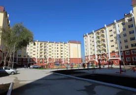 Qamashida aliment to‘lovchi ota 2 nafar farzandiga xonadon olib berdi фото
