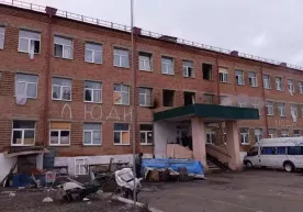 Здание, где прятались мирные жители в Судже, было разрушено ракетным обстрелом фото