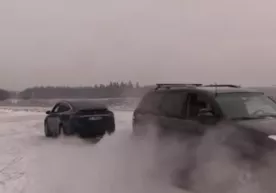 Tesla ва Toyota машиналари арқон тортиш бўйича беллашди (видео) фото