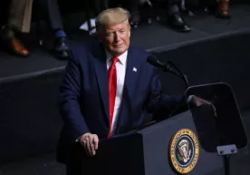 Трампга қарши кўрсатма берган бир неча киши ишдан бўшатилди фото