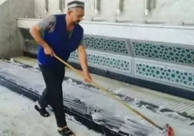 Каъбатуллоҳни тозаловчи "дўппили ўзбек" ҳикояси фото
