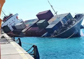 Eron portida yuzlab konteynerlar ortilgan savdo kemasi choʻkib ketdi фото
