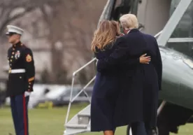 Трамп вертолётга чиқишдан олдин рафиқасини “унутди”(видео) фото