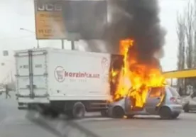 Sergelida Isuzu va Matiz to‘qnashuvi oqibatida ikki mashina ham yonib ketdi (video) фото