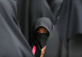 Eronlik ayol ko‘chada hijobini yechgani uchun 2 yilga qamaldi фото