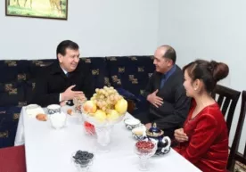 Шавкат Мирзиёев ёш оиланинг янги хонадонида меҳмон бўлди фото