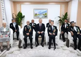 Mirziyoyev, İkinci Dünya Savaşı gazilerini tebrik etti фото