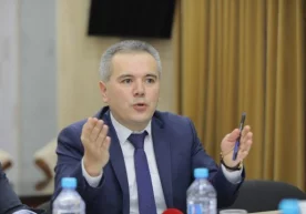 Олий Мажлисда ҳангома: «олиб қочиш»га уринган вазир ўринбосари «дарҳол тутилди» фото