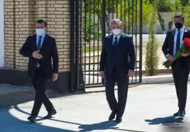 «U kishiga juda ishonardim, Qoraqalpog‘istondan ko‘nglim to‘q edi». Shavkat Mirziyoyev Musa Yerniyazov qabrini ziyorat qildi фото