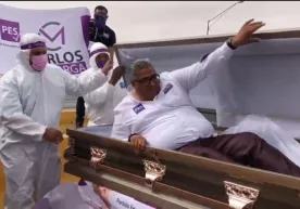 Tobutdan chiqib nutq so‘zlagan siyosatchi (video) фото