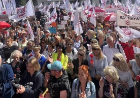 Польшада ўқитувчилар иш ҳақини оширишни талаб қилиб намойишга чиқди фото