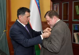 Vladimir Norov Rossiya elchisiga «Xalqlar do‘stligi» ko‘krak nishonini topshirdi фото
