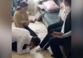Samarqandda o‘quvchilar uzr so‘rash uchun tiz cho‘ktirildi фото