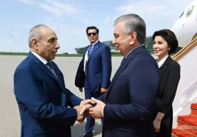 Shavkat Mirziyoyev rafiqasi bilan birga Bokuga yetib bordi (foto) фото