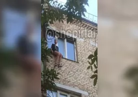 Toshkentda yong‘in bo‘layotgan uydagi ayol o‘zini to‘rtinchi qavatdan tashladi фото