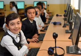 Qish vaqtida o‘quvchi qizlarning maktabga shim kiyishiga ruxsat berildi фото