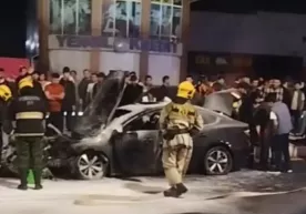 Тошкентда бетон тўсиққа урилган BYD автомашинаси ёниб кетди фото