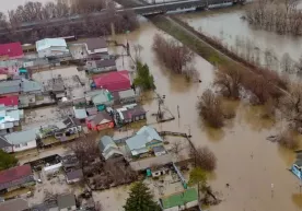 Rossiya va Qozog‘istonda suv toshqinlari tufayli 100 ming kishi evakuatsiya qilinyapti фото