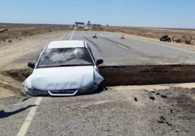 Daewoo Nexia yo‘l o‘rtasida qazilgan o‘raga tiqilib qoldi (Video) фото