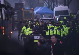 Ҳарбийлар Юн Сок Ёлни ҳибсга олиш учун полицияни қароргоҳга киритишга рози бўлди фото