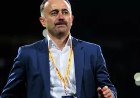 Babayan jurnalistlarning savollariga javob berishdan bosh tortib, matbuot anjumanidan qochib ketdi фото