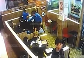 Burger King соқчиси “оғзини юммаган” хўрандани дўппослади (видео) фото