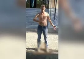 Surxondaryoda erkak IIB binosi oldida o‘z tanasini kesgani videosi tarqaldi фото