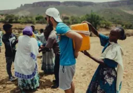 Futbolchi ta’tildan voz kechib Afrikada suv uchun ariq qazimoqda (foto) фото