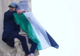 Falastin bayrog‘ini ko‘targan aktivist Big-Benga chiqib oldi (foto) фото