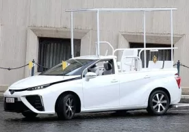 Rim Papasi vodorodda harakatlanadigan Toyota sedanidan foydalanishga o‘tdi (foto) фото