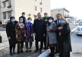 Шавкат Мирзиёев кутилмаганда Фарғонадаги маҳаллалардан бирига ташриф буюрди (видео) фото