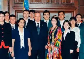 Islom Karimovning yonidagi atlas libosdagi qiz – Laylo Usmonovadan intervyu (video) фото
