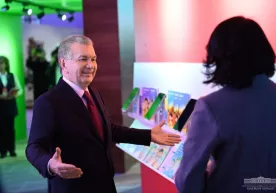 Shavkat Mirziyoyev zamonaviy darsliklar ko‘rgazmasi bilan tanishdi фото