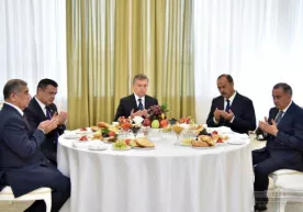 Shavkat Mirziyoyev Islom Karimov xotirasiga yozilgan ehson tadbirida ishtirok etdi фото