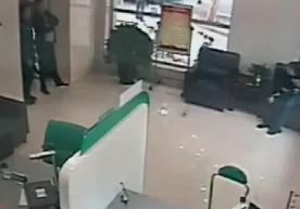 Хитой банкида гаровга олинган қизни қутқаришда ҳийла қўлланди (видео) фото