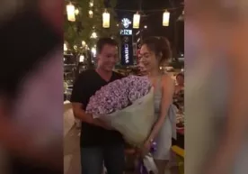 Talaba qiz yigitiga pullardan yasalgan guldasta sovg‘a qildi (video) фото
