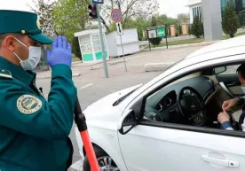 Шахсий автотранспортда бошқа йўловчилар бўлмаса, тиббий ниқобсиз ҳаракатланиш мумкин фото