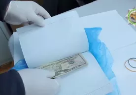 300 ming AQSh dollarini daftar varaqlari orasiga yashirib, chetga olib ketayotganlar ushlandi фото