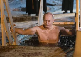 Путин Чўқинтириш байрами муносабати билан муз ўйиғига тушди фото