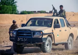 Amerikalik harbiylar Afg‘onistonga o‘n minglab avtomobillarini tashlab ketgan фото